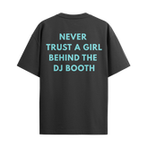 Camiseta "Never Trust a Girl Behind the DJ Booth"