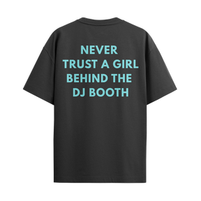 Camiseta "Never Trust a Girl Behind the DJ Booth"